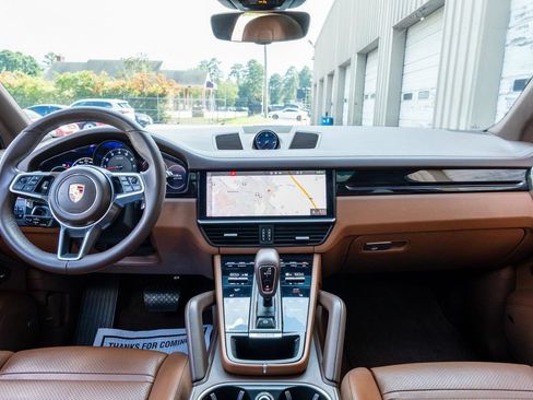Used 2021 Porsche Cayenne AWD/4WD image 17