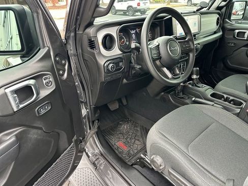 Used 2025 Jeep Gladiator Sport image 10