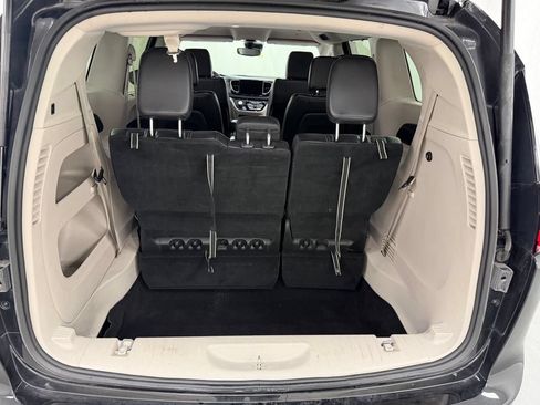 Used 2023 Chrysler Pacifica Touring-L FWD image 5