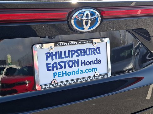 Used 2021 Toyota Venza LE image 32