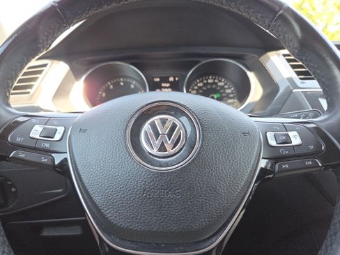 Used 2018 Volkswagen Tiguan SEL AWD/4WD image 34