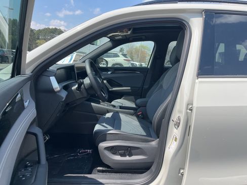 New 2026 Volkswagen Tiguan SE R-Line FWD image 14