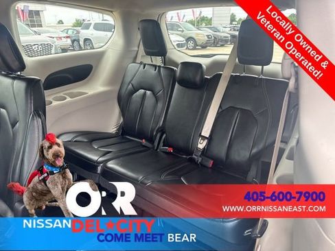 Used 2023 Chrysler Pacifica Touring-L FWD image 11