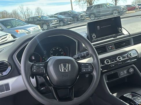 Used 2023 Honda Pilot LX image 13