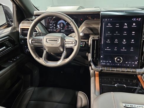 Used 2025 GMC Yukon Denali image 9