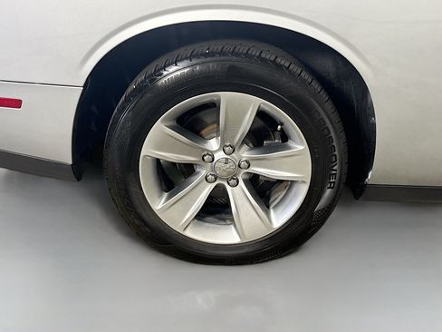 Used 2021 Dodge Challenger SXT RWD image 31