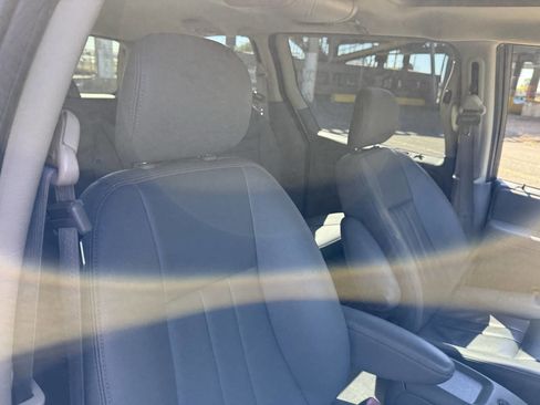 Used 2006 Chrysler Town & Country Touring image 88