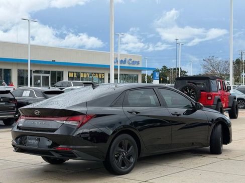Used 2023 Hyundai Elantra SEL w/ Preferred Accessory Package FWD image 6