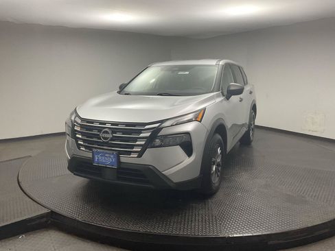 Used 2024 Nissan Rogue S FWD image 3
