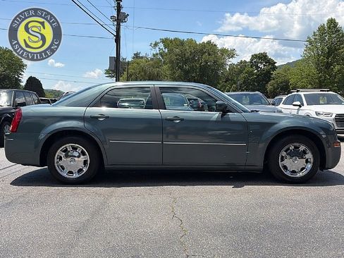 Used 2005 Chrysler 300 Touring RWD image 7