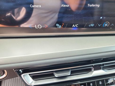 New 2025 Chevrolet Traverse LT w/ Sun and Wheel Package image 22