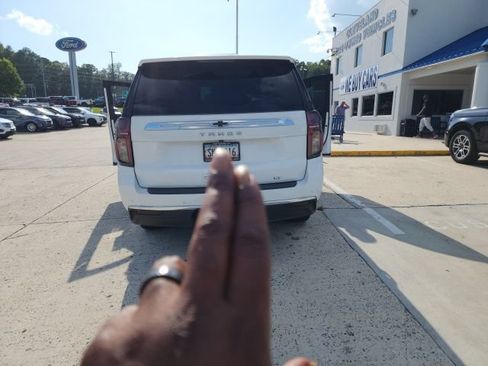 Used 2022 Chevrolet Tahoe LT w/ Luxury Package RWD image 15