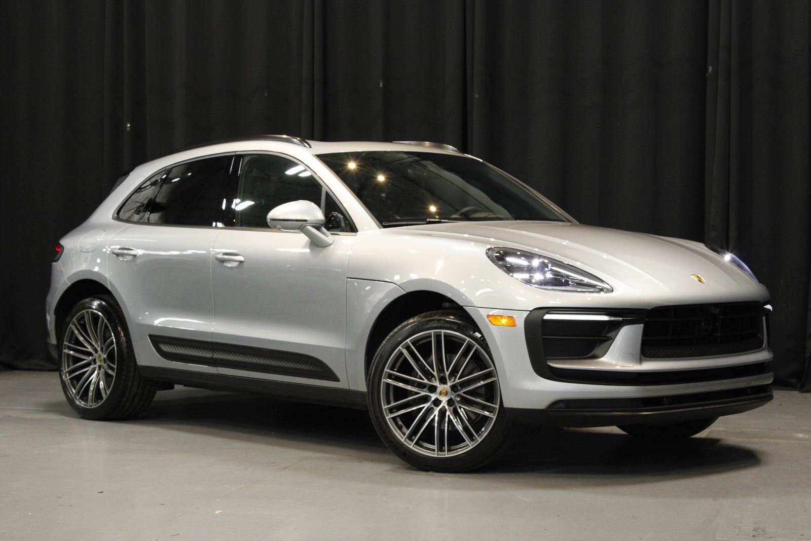 Certified 2026 Porsche Macan AWD/4WD image 9