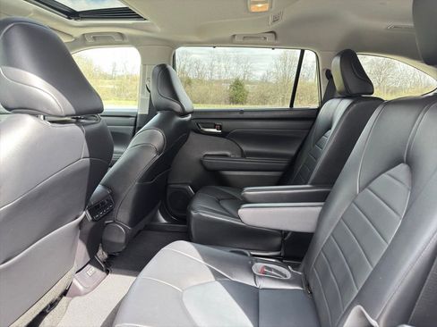 Used 2022 Toyota Highlander XLE AWD/4WD image 22