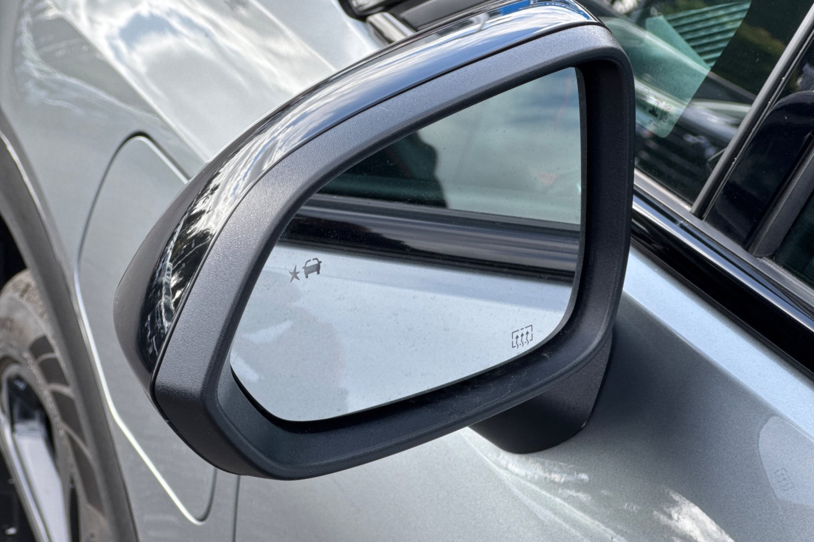 Used 2024 Chevrolet Equinox EV RS FWD image 51