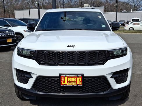 Certified 2025 Jeep Grand Cherokee Altitude image 2