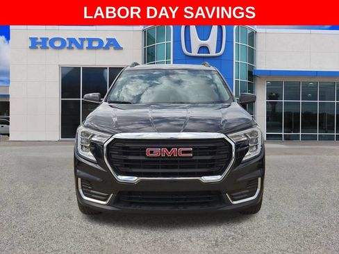 Used 2024 GMC Terrain SLE w/ Driver Convenience Package FWD image 10