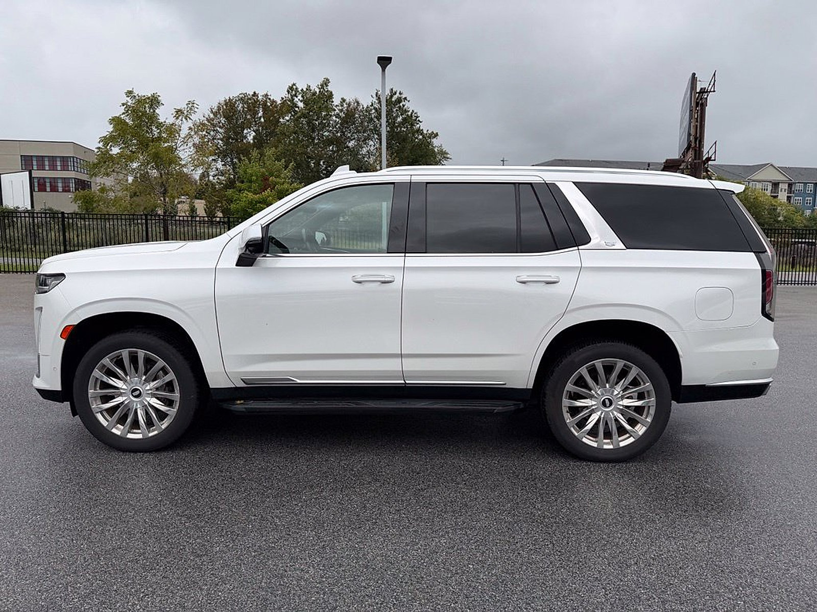Used 2021 Cadillac Escalade Premium Luxury w/ Driver Assist Tech Package AWD/4WD image 4
