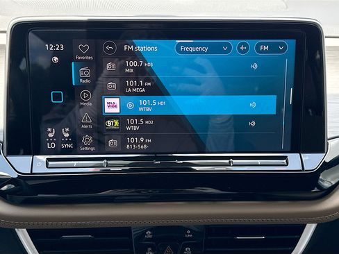 Used 2024 Volkswagen Atlas Cross Sport SE FWD image 30
