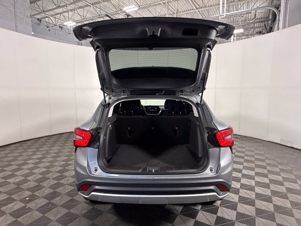 Used 2025 Chevrolet Trax LT FWD image 9