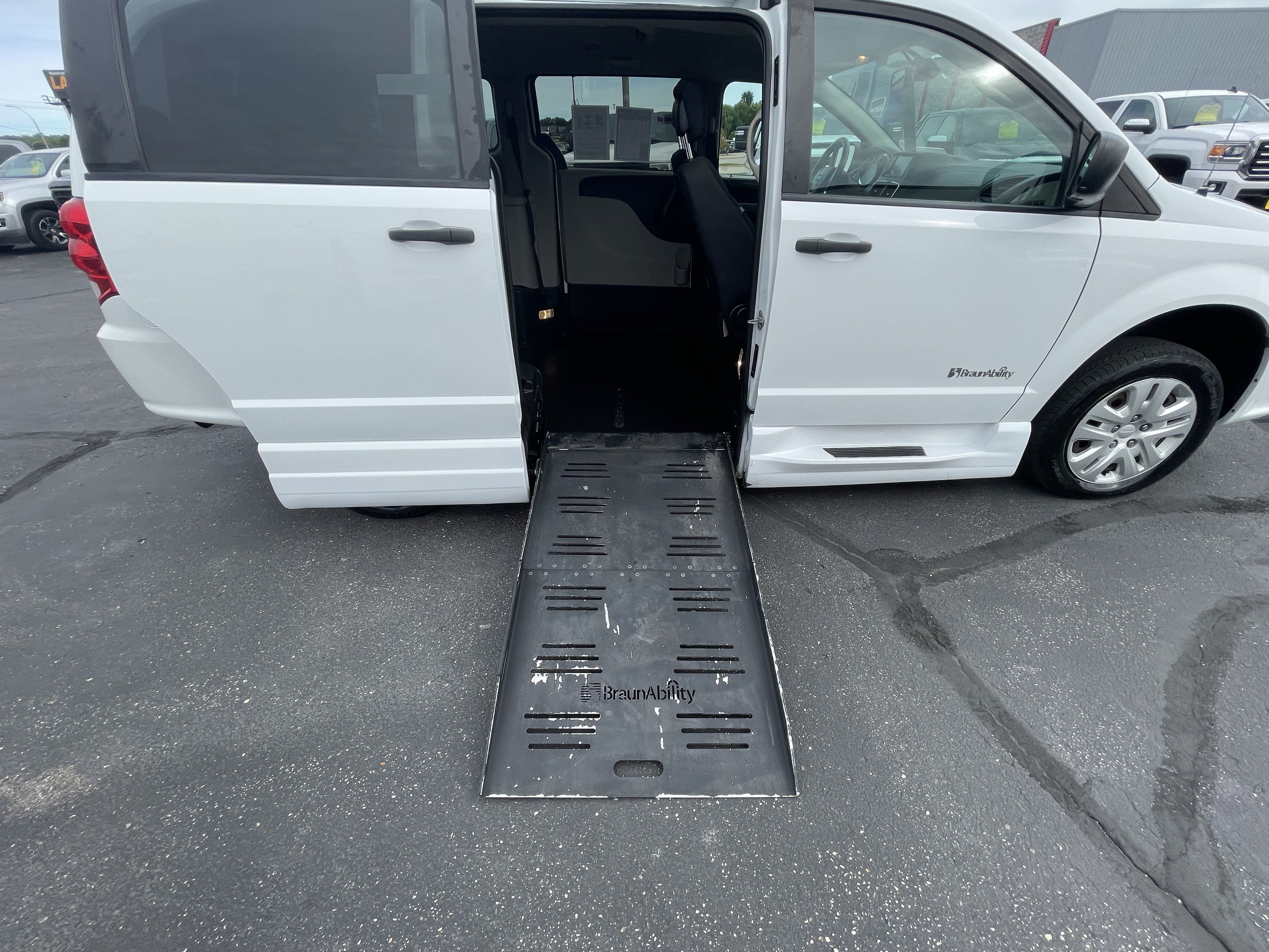 Used 2019 Dodge Grand Caravan SE FWD image 24