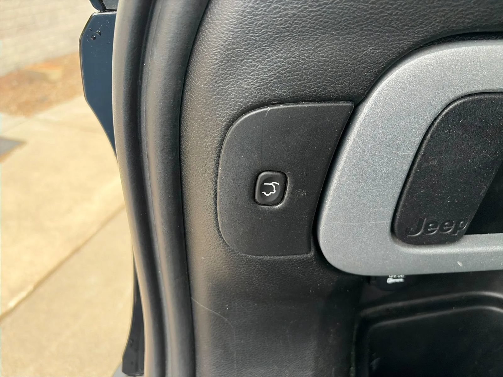 Used 2018 Jeep Cherokee Trailhawk AWD/4WD image 24