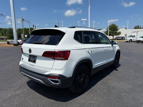 Used 2022 Volkswagen Taos SE FWD image 7