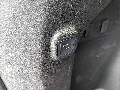 Used 2020 Jeep Cherokee Latitude Plus w/ Comfort/Convenience Group AWD/4WD image 16
