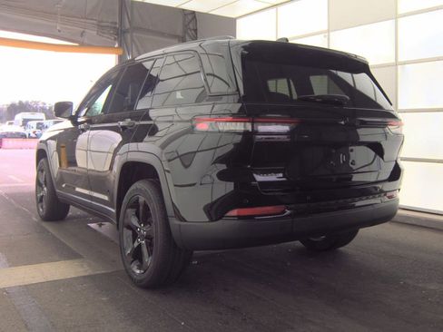 Used 2024 Jeep Grand Cherokee Altitude image 9