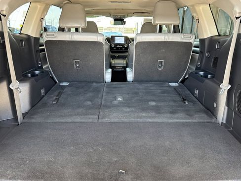 Used 2022 Toyota Highlander XLE FWD image 16