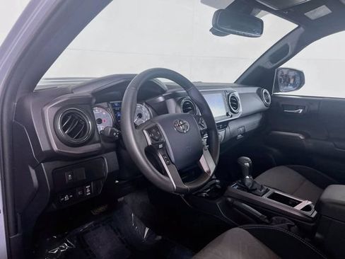 Used 2020 Toyota Tacoma TRD Sport w/ Technology Package AWD/4WD image 10