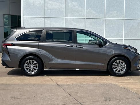 Certified 2022 Toyota Sienna XLE FWD image 3