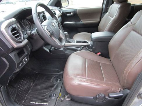 Used 2017 Toyota Tacoma Limited image 22