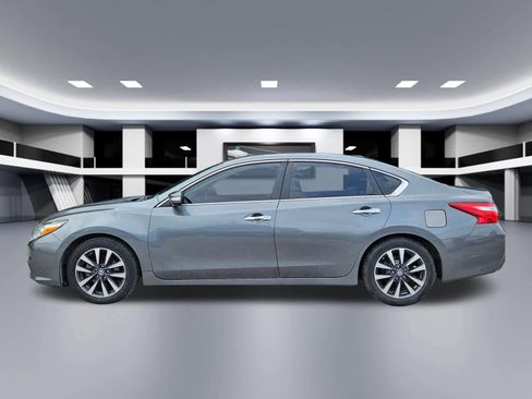 Used 2017 Nissan Altima 2.5 SL w/ Moonroof Package FWD image 2