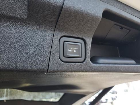 Used 2023 GMC Acadia SLT image 19