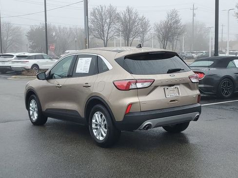 Used 2020 Ford Escape SE image 3