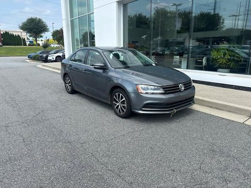 Used 2017 Volkswagen Jetta SE FWD image 4