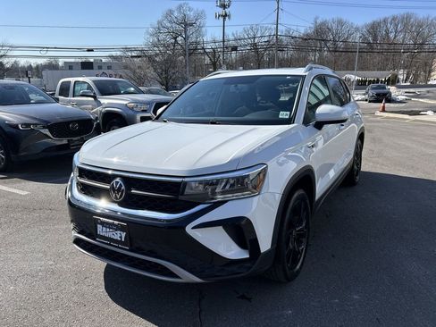 Used 2022 Volkswagen Taos SE w/ Panoramic Sunroof Package image 4