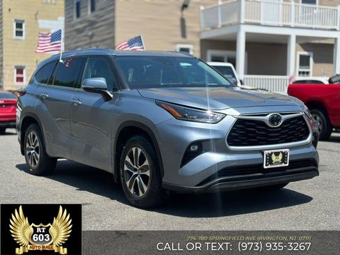 Used 2021 Toyota Highlander XLE AWD/4WD image 3