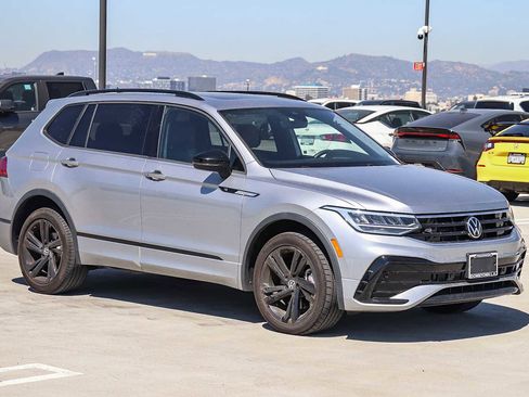 Used 2023 Volkswagen Tiguan SE R-Line image 3