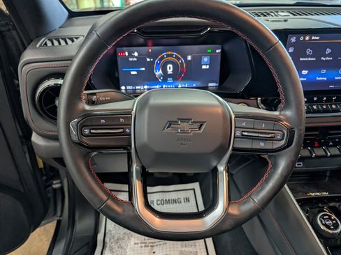 Used 2025 Chevrolet Colorado Z71 w/ Technology Package AWD/4WD image 17