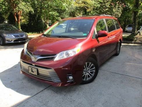 Used 2018 Toyota Sienna XLE image 1