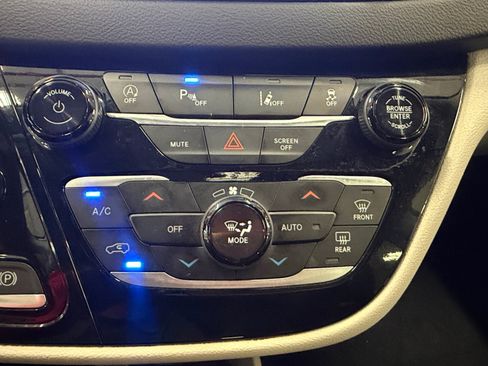 Used 2024 Chrysler Pacifica Touring-L FWD image 45