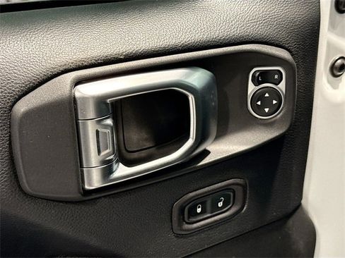 Used 2018 Jeep Wrangler Unlimited Sahara image 16
