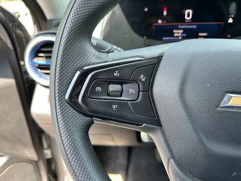 Used 2025 Chevrolet Trax LT FWD image 19