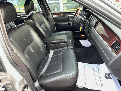 Used 2009 Lincoln Town Car Signature Limited RWD image 15