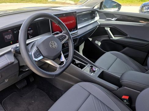 New 2025 Volkswagen Tiguan SE image 16