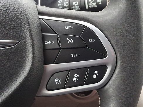 Used 2023 Chrysler Pacifica Touring-L FWD image 25