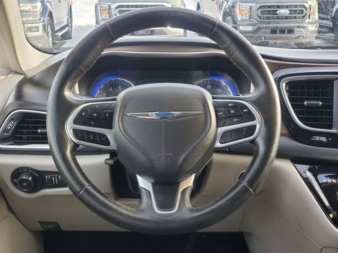 Used 2019 Chrysler Pacifica Touring-L image 25