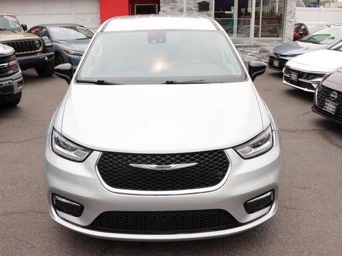 Used 2024 Chrysler Pacifica Touring-L FWD image 9
